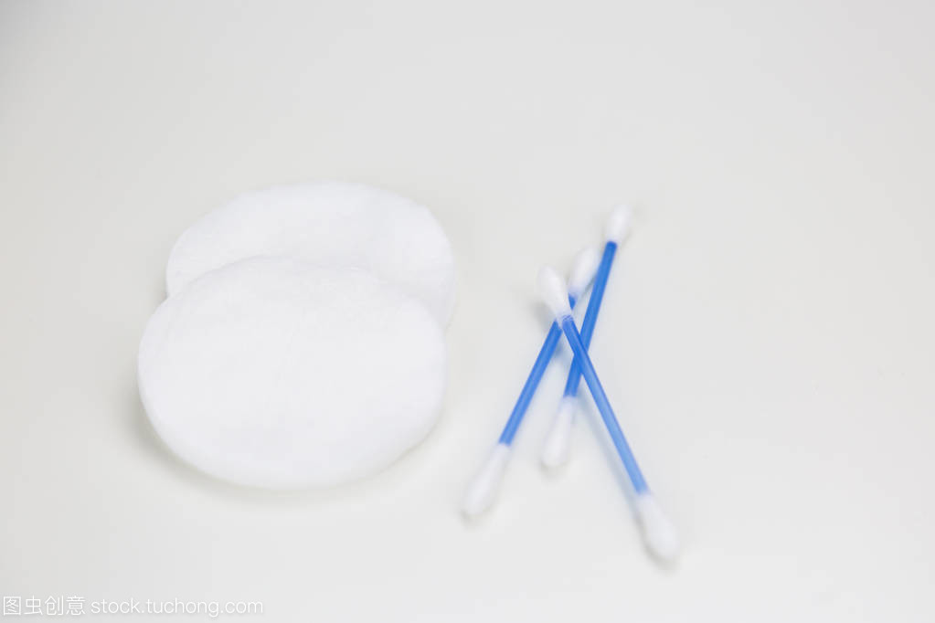 白色耳塞與清潔棉墊 電子產(chǎn)品銷(xiāo)售的貼心組合